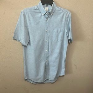 LIKE NEW ! H&M Men’s Extra Small Short Sleeve Button Up Shirt in Light Blue.